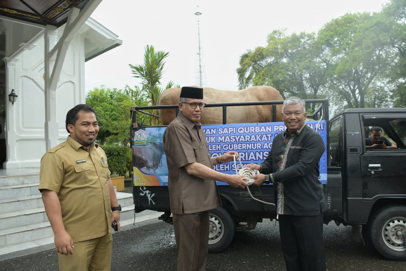 Sapi kurban bantuan Presiden RI diserahkan untuk Aceh Tengah