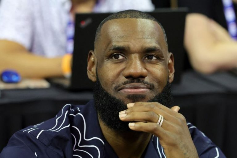 LeBron James perpanjang kontrak dua tahun bersama Lakers