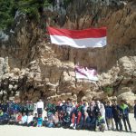 Bendera merah putih berkibar di Tebing Lampuuk pada peringatan HUT RI