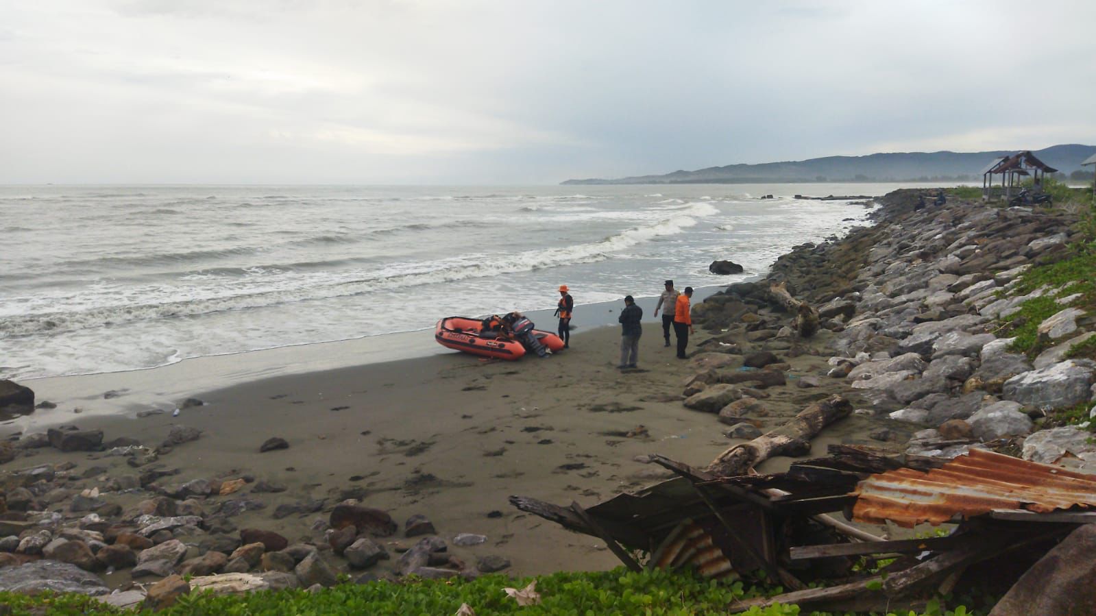 Perahu diduga dihantam ombak, seorang nelayan di Banda Aceh hilang