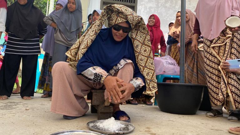 Meriahkan HUT RI, ibu-ibu di Aceh Besar ikut lomba parut kelapa