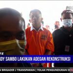 Tangan Sambo berborgol plastik saat rekonstruksi di rumah pribadi