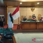 Bahar Smith cium bendera Merah Putih usai divonis 6 bulan