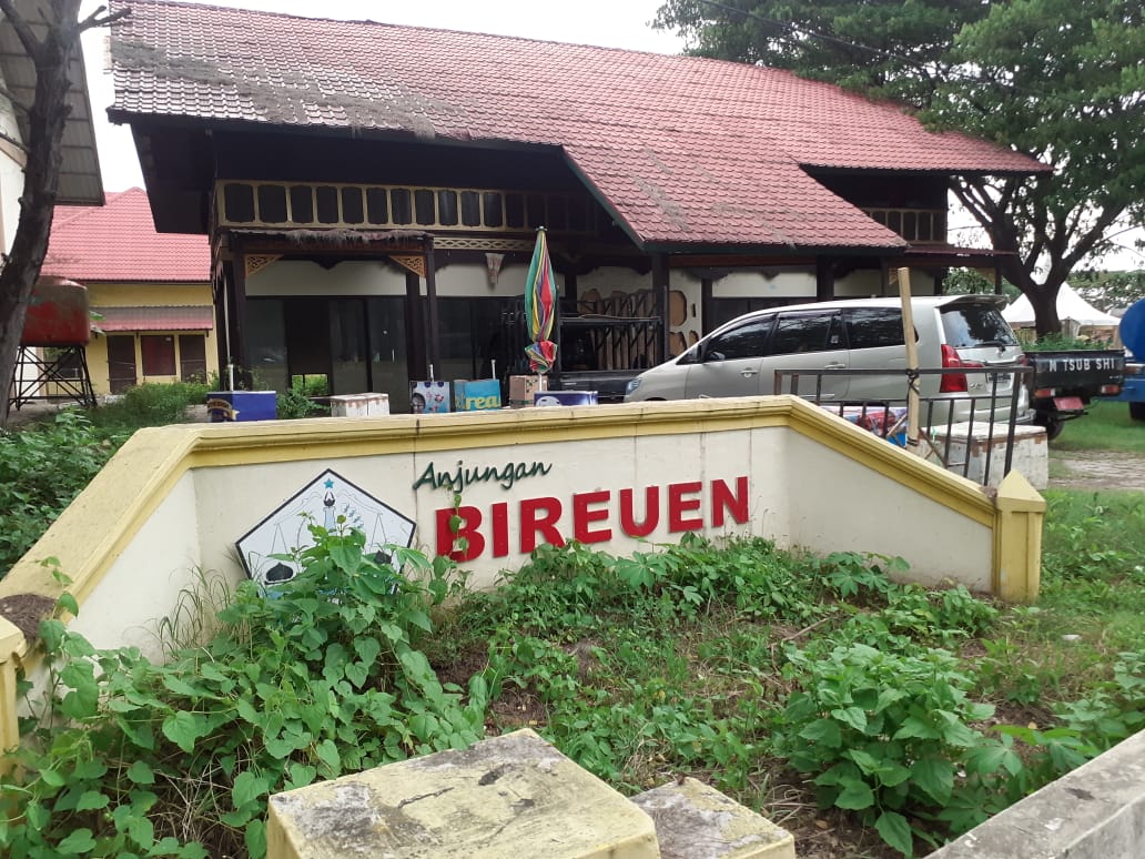 Anjungan Kabupaten Bireuen yang berada di kompleks Taman Ratu Safiatuddin Banda Aceh, dalam kondisi memprihatinkan.