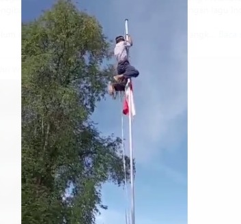 Aksi heroik pelajar di Pidie panjat tiang bendera demi merah putih bisa berkibar