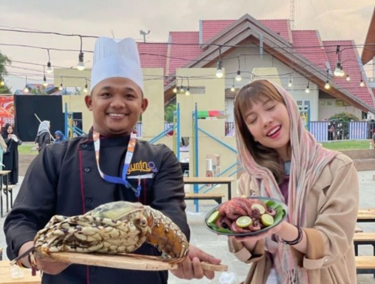 Rizki Fadhli dan bisnis makanan laut khas Lamno