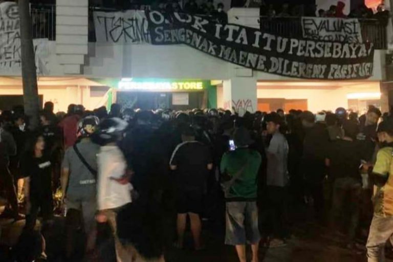 Persebaya kalah lawan RANS, suporter mengamuk