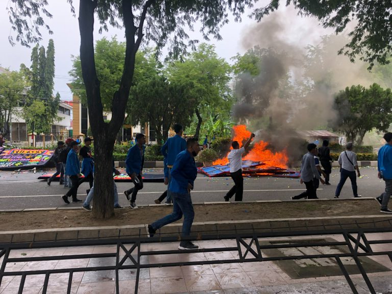 UIN Ar-Raniry ganti rugi papan bunga terkait insiden di depan gedung DPRA