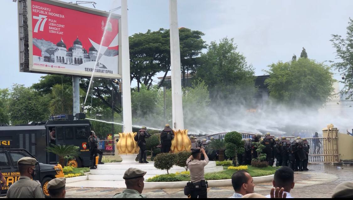 Demo di DPRA ricuh, mahasiswa kocar-kacir usai ditembak water canon