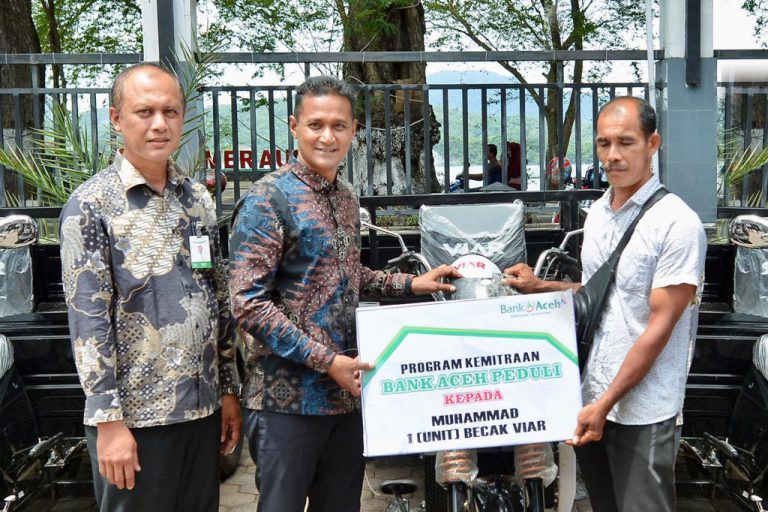 Walkot Sabang serahkan 17 becak bantuan CSR Bank Aceh