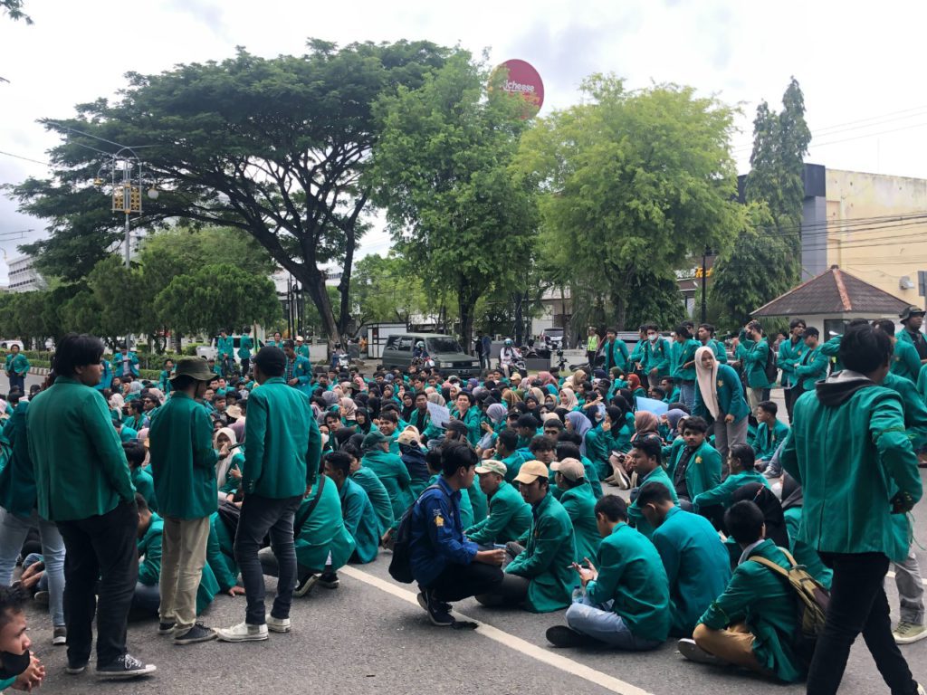 Mahasiswa blokade jalan di depan gedung DPR Aceh