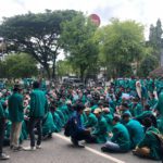 Mahasiswa blokade jalan di depan gedung DPR Aceh