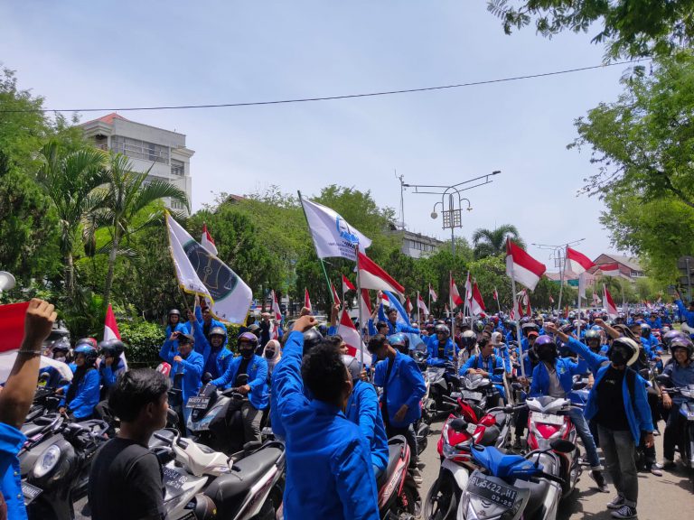 Tolak kenaikan BBM, ratusan mahasiswa geruduk gedung DPR Aceh