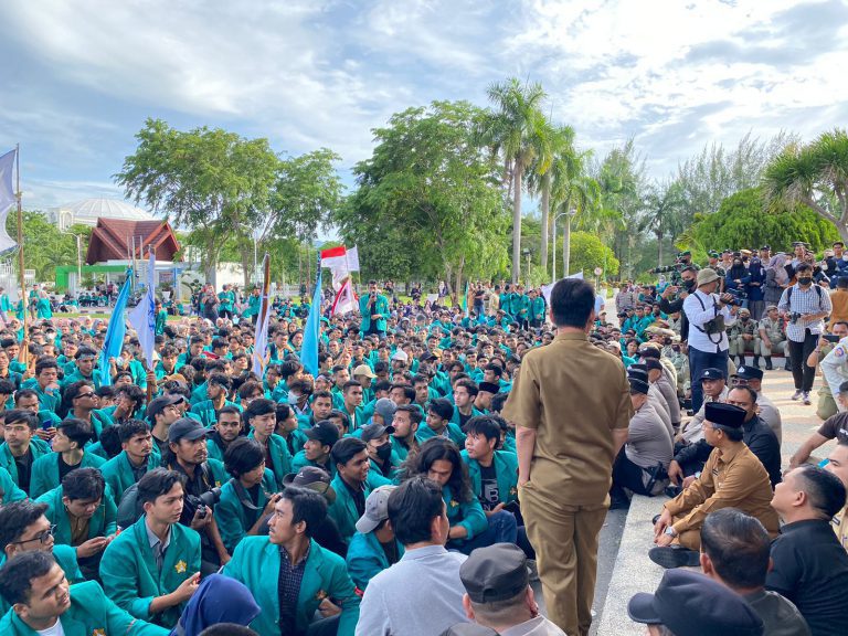 Mahasiswa demo tolak kenaikan BBM, Pj Gubernur Aceh: Kasih saya waktu