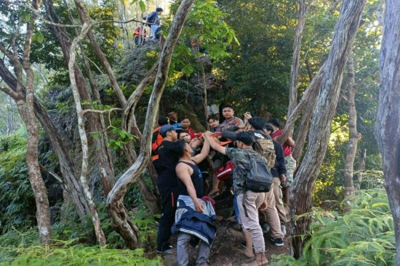 Mahasiswa jatuh ke jurang sedalam 85 meter saat mendaki puncak Bukit Popalia