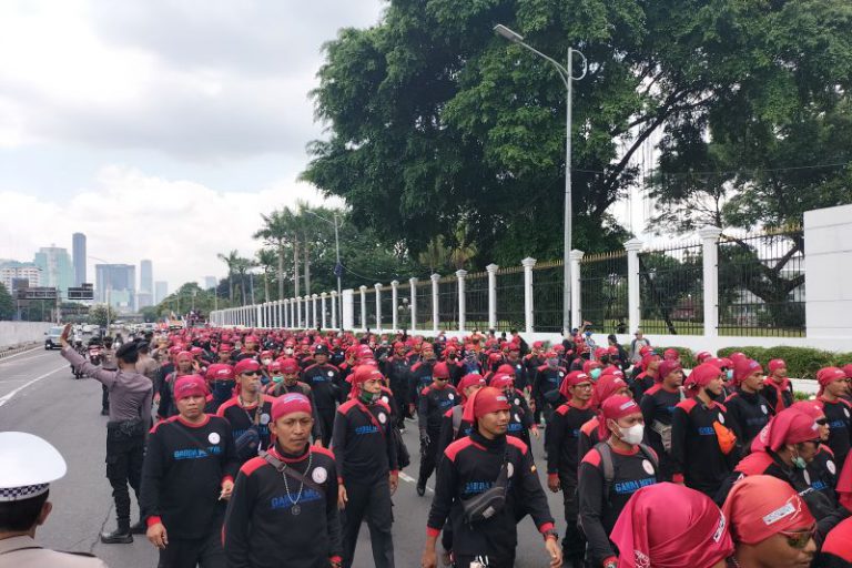 Massa buruh mulai datangi gedung DPR