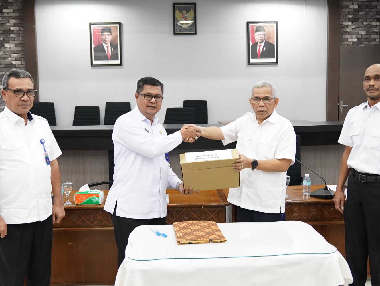 145 berkas dokumen DPR Aceh diserahkan ke Dinas Arsip