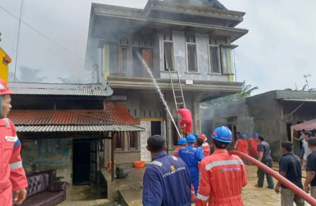 Rumah dua lantai terbakar di Aceh Tamiang