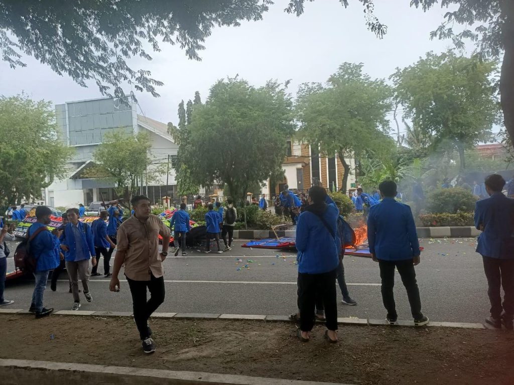 Delapan orang terluka saat demo di DPRA