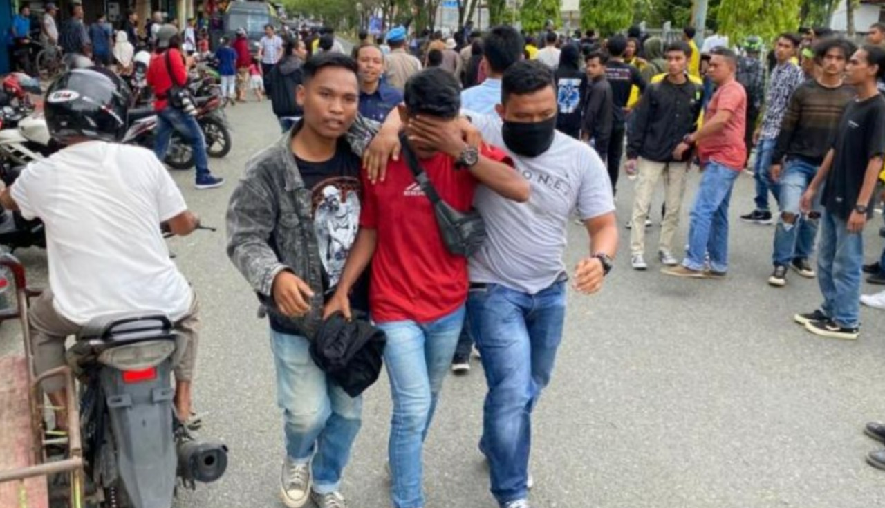 Dua kelompok mahasiswa di Aceh Barat bentrok saat demo