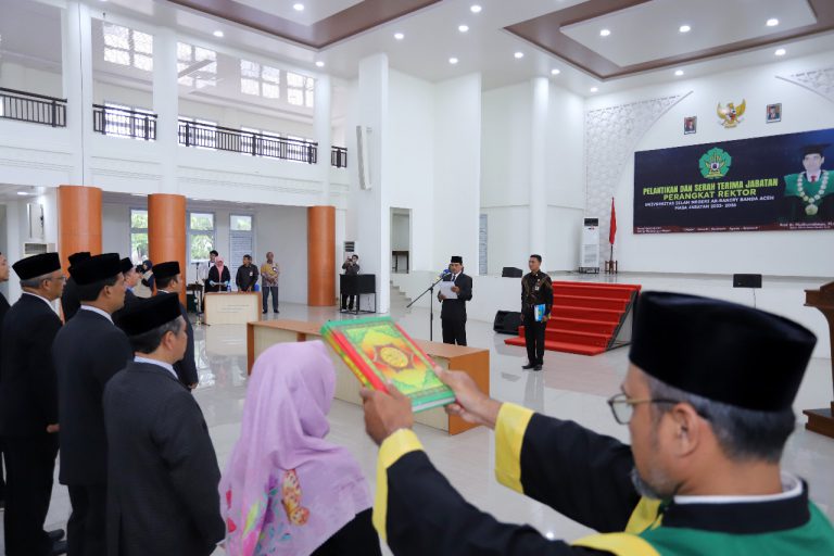 Prof Mujib lantik warek dan dekan di lingkungan UIN Ar-Raniry