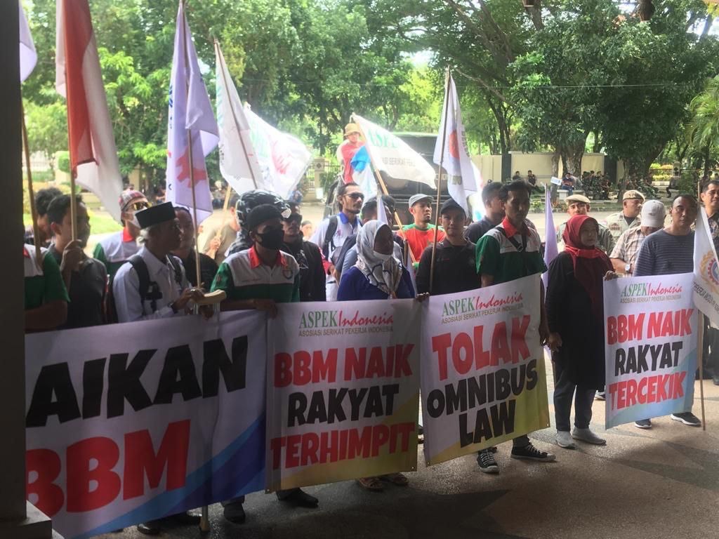 Gelar aksi di DPRA, buruh minta pemerintah naikkan UMP hingga 20 persen
