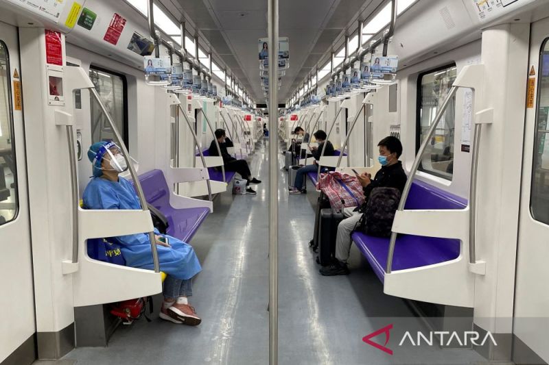 Berpose seksi di kereta metro, perempuan di Shanghai ditahan polisi