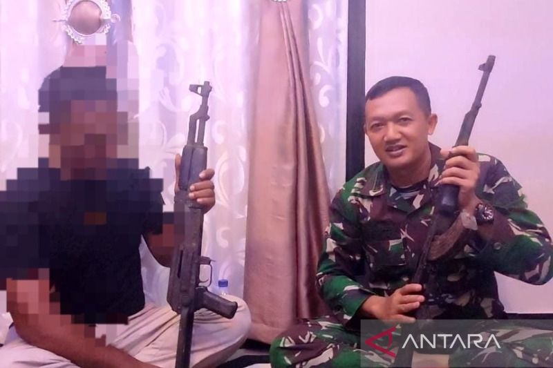 Bekas anggota GAM serahkan dua pucuk senjata api ke TNI