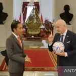 Presiden FIFA serahkan bola resmi Piala Dunia 2022 Qatar ke Jokowi
