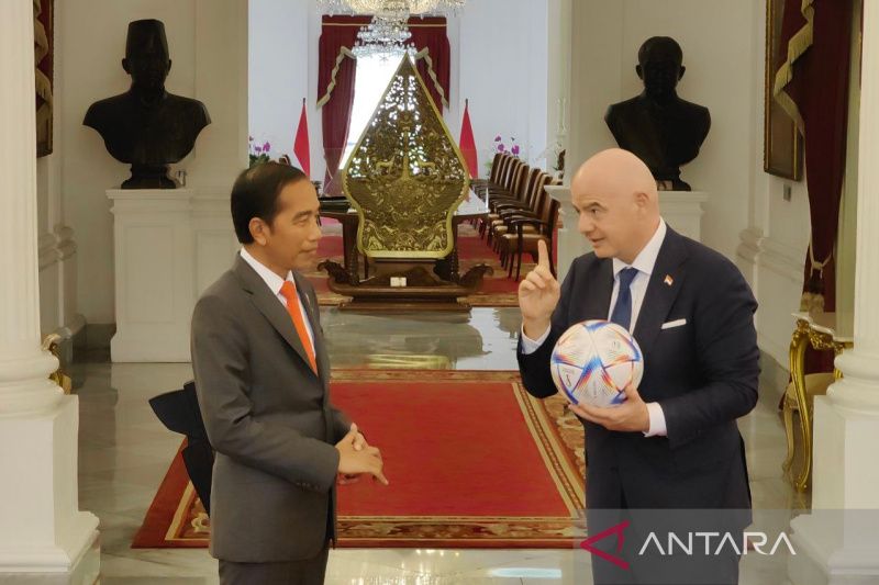 Presiden FIFA serahkan bola resmi Piala Dunia 2022 Qatar ke Jokowi