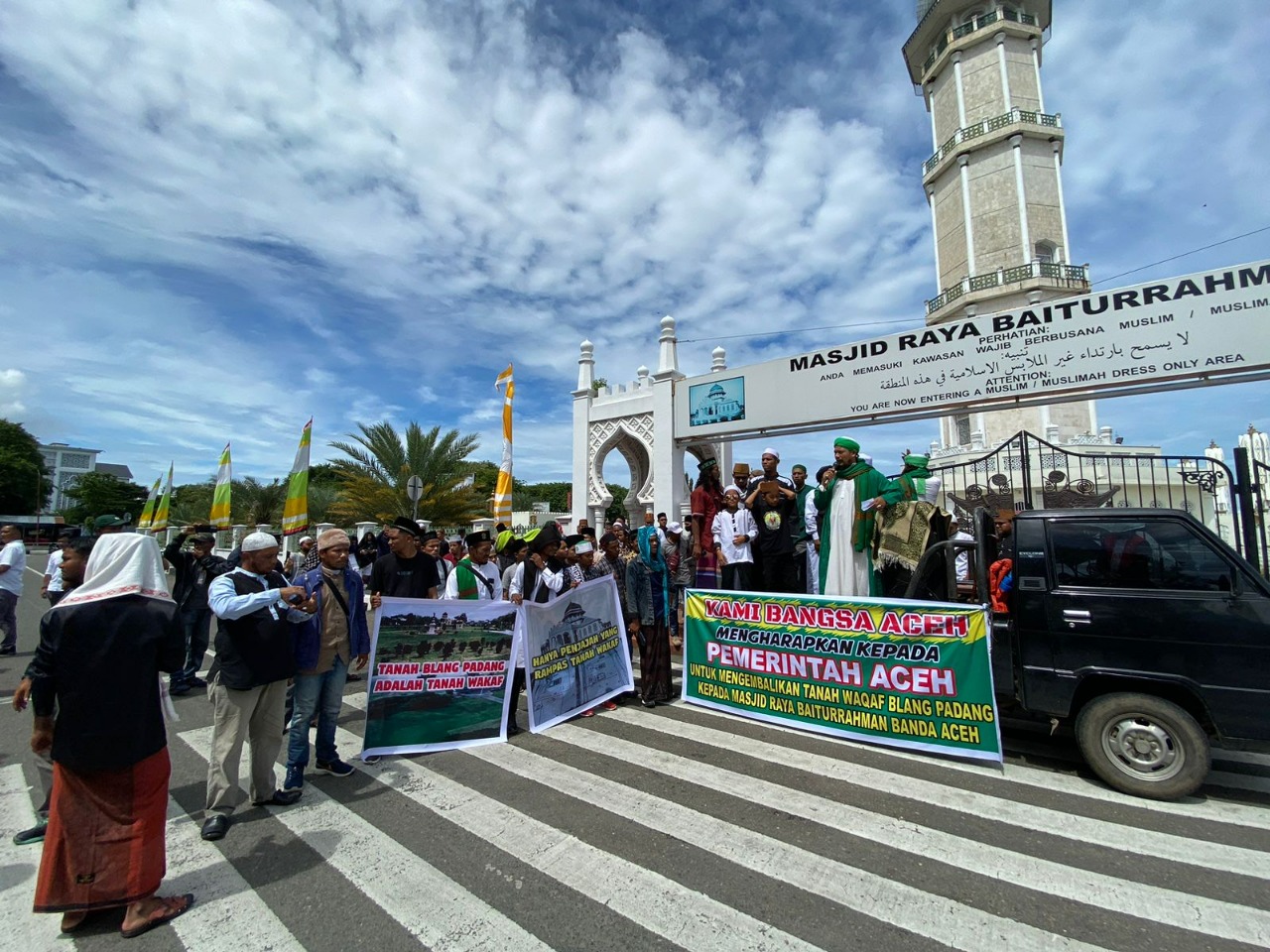 Gelar aksi di depan MRB, massa minta TNI jangan kuasai tanah wakaf Blang Padang