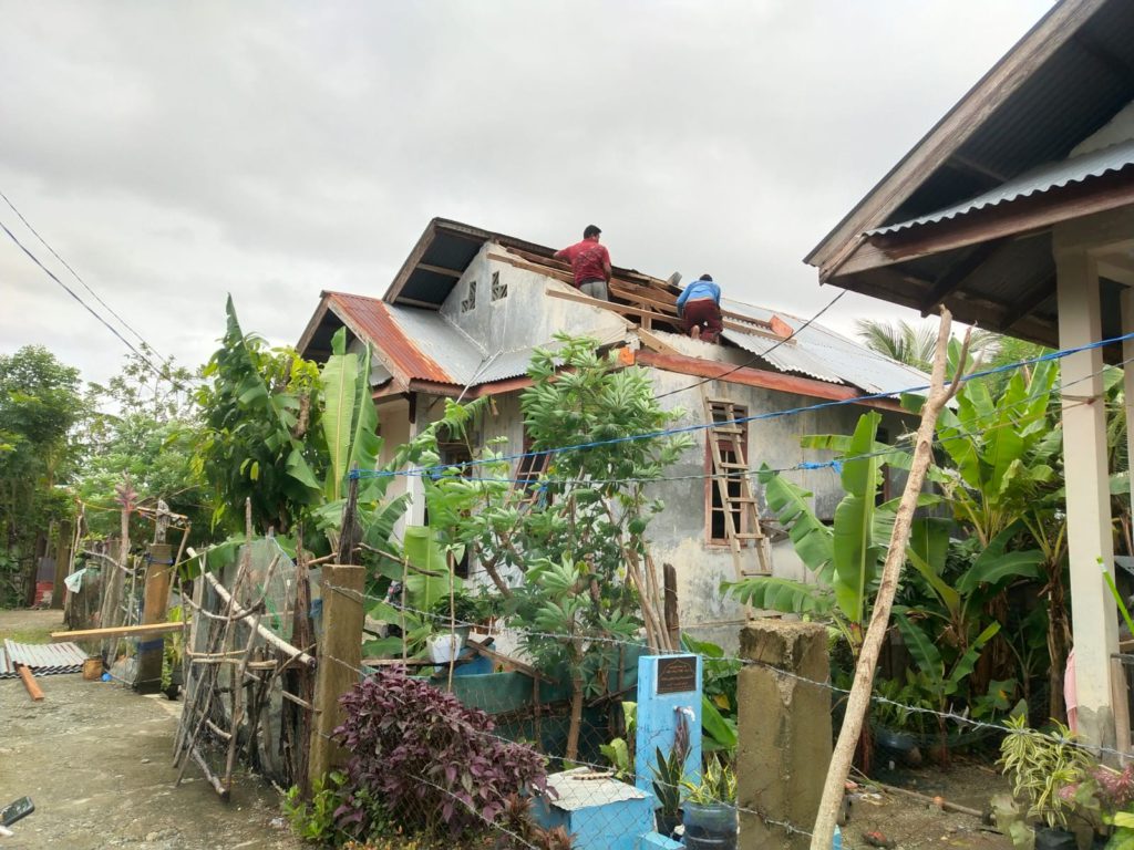 Atap rumah warga Aceh Besar diterjang angin