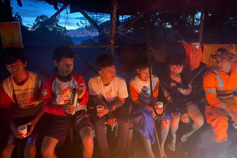 Basarnas evakuasi lima pendaki tersesat di Gunung Guntur Jawa Barat