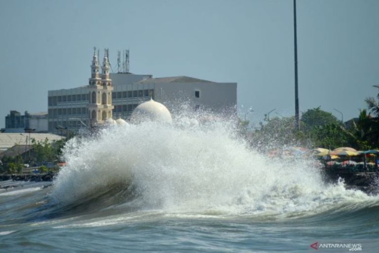 BMKG ingatkan masyarakat waspadai gelombang tinggi empat meter di perairan Aceh