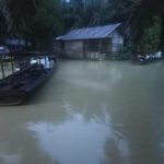 Luapan sungai masuk permukiman di Aceh Timur, warga mulai mengungsi