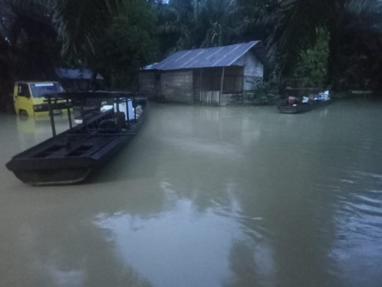 Luapan sungai masuk permukiman di Aceh Timur, warga mulai mengungsi