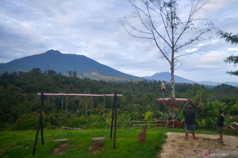 Masyarakat diminta waspadai erupsi freatik Gunung Sorik Marapi