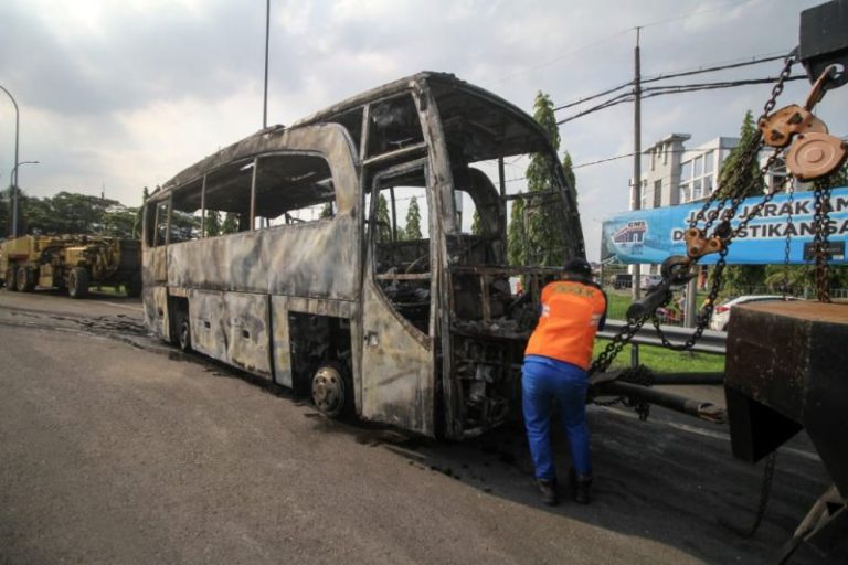 Bus terbakar di Gate Tol Menanggal Surabaya, kerugian capai Rp300 juta