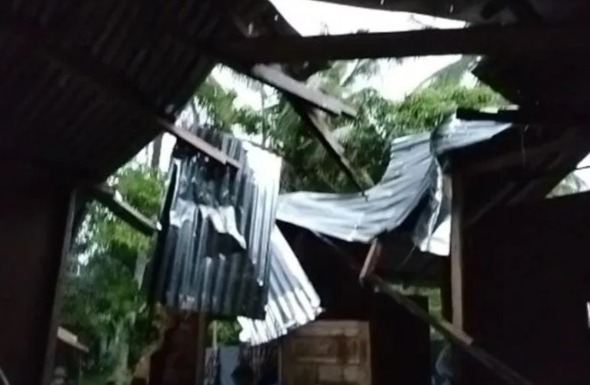 Tiga rumah di Aceh Timur rusak ditimpa pohon