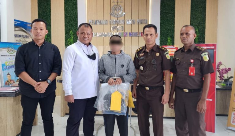 Tersangka pembakaran bendera diserahkan ke Kejari Bireuen 