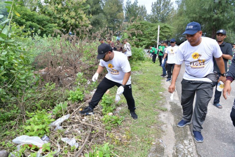 Pemkab Aceh Besar gulirkan program aksi bersih Pantai