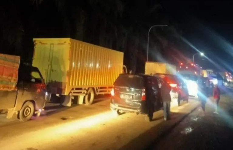 Pengendara terjebak macet 2 km di Aceh Tamiang