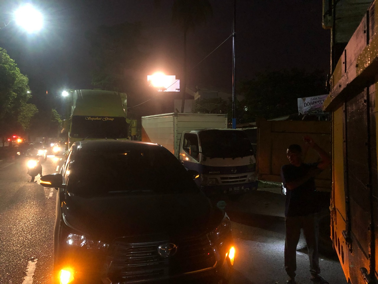 Cerita sopir angkutan di Aceh, rela antre berjam-jam demi BBM