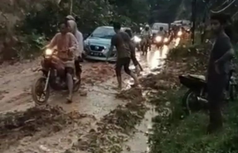 Longsor timbun jalan Medan-Banda Aceh di Aceh Tamiang