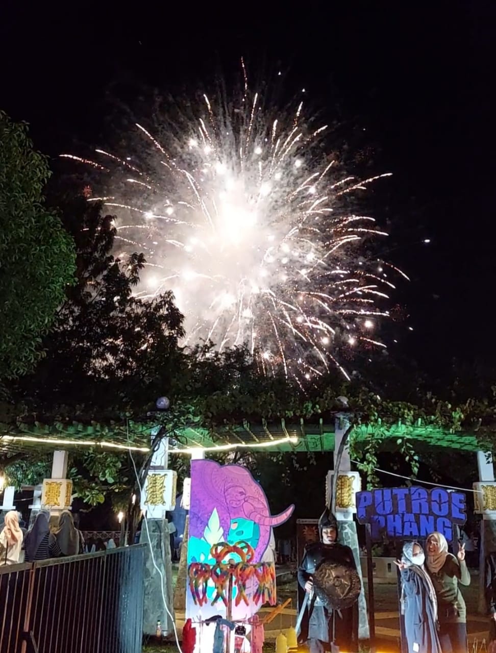 Atraksi kembang api hiasi penutupan Carnival Putroe Phang