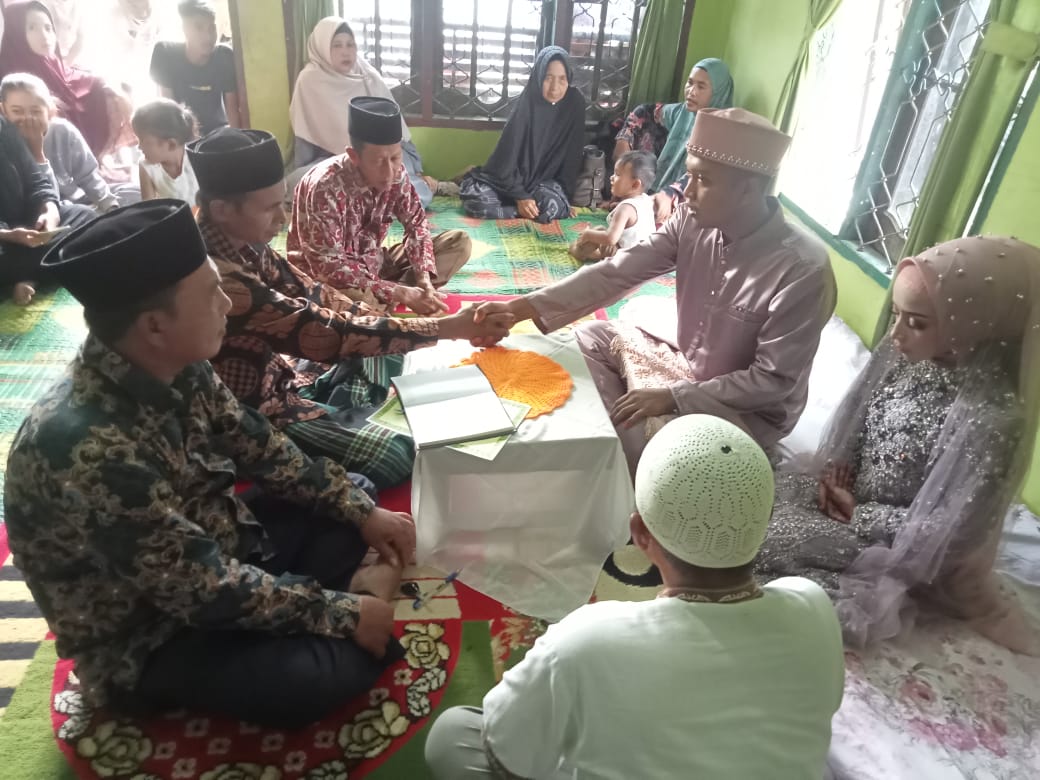Cerita Suharno menerobos banjir untuk melayani pernikahan di Aceh Tamiang