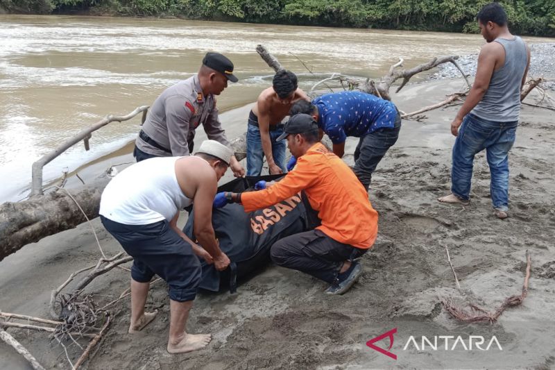 Basarnas evakuasi korban tenggelam di sungai pedalaman Aceh Barat