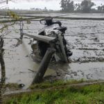 Toyota Hiace asal Banda Aceh terjun ke sawah usai tabrak tiang listrik