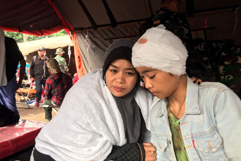 Penyintas gempa Cianjur terjang reruntuhan untuk selamatkan anak