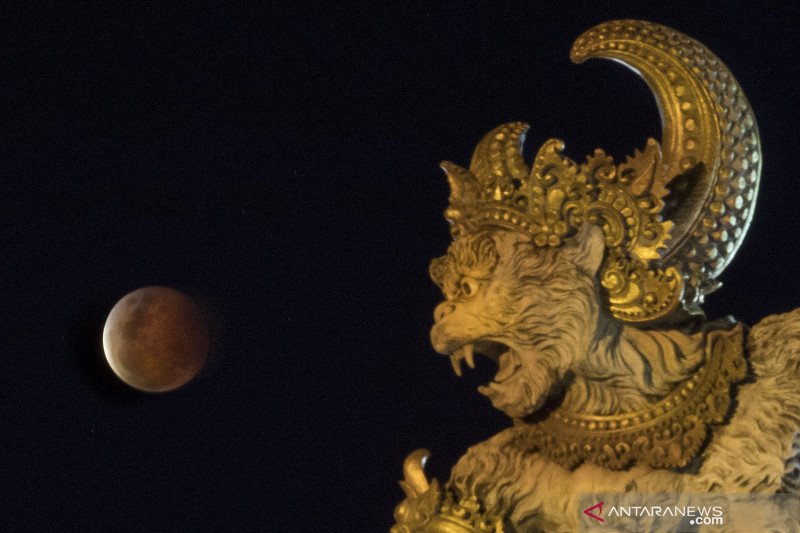 Fenomena gerhana bulan total lintasi Indonesia pada awal bulan ini